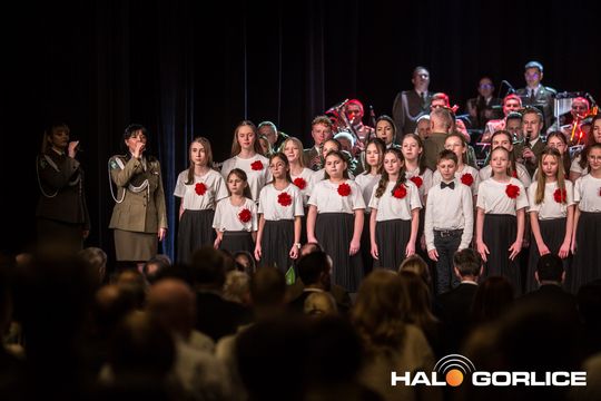 zdjęcie przedstawia grupę osób na scenie