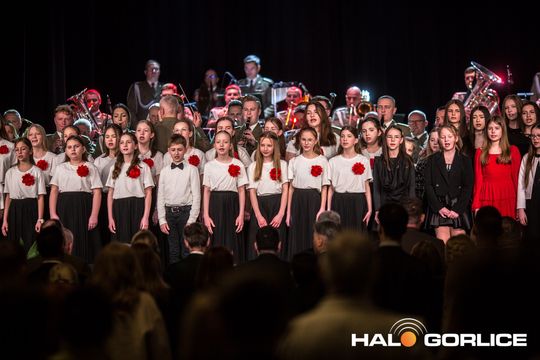 zdjęcie przedstawia grupę osób na scenie