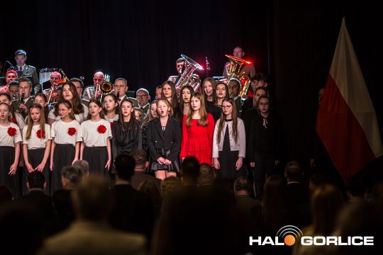 zdjęcie przedstawia grupę osób na scenie