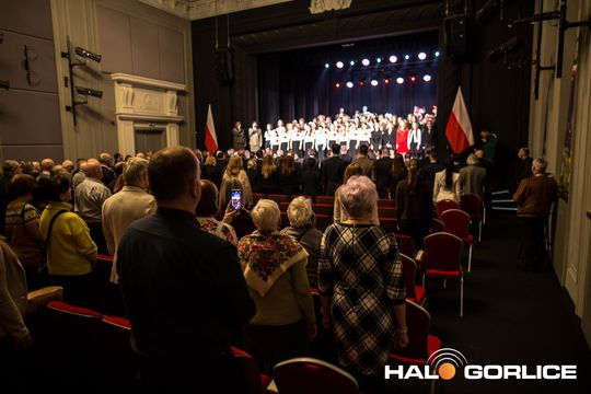 zdjęcie przedstawia grupę osób na scenie