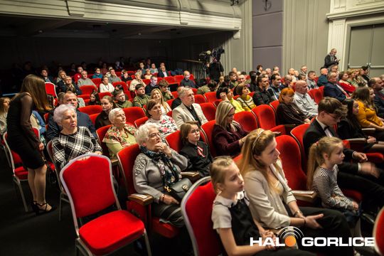 zdjęcie przedstawia grupę osób na scenie