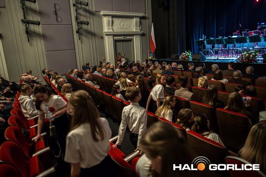 zdjęcie przedstawia grupę osób na scenie