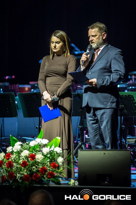 zdjęcie przedstawia grupę osób na scenie