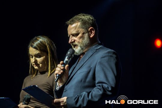 zdjęcie przedstawia grupę osób na scenie