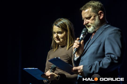 zdjęcie przedstawia grupę osób na scenie