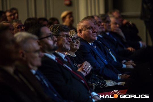 zdjęcie przedstawia grupę osób na scenie