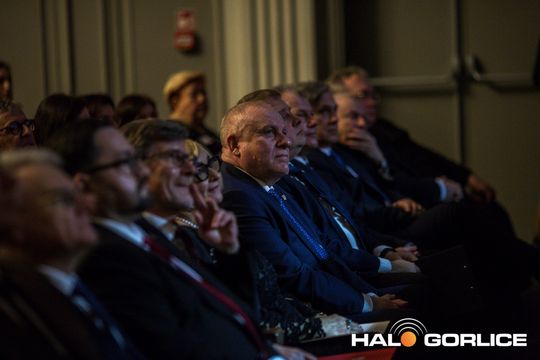 zdjęcie przedstawia grupę osób na scenie