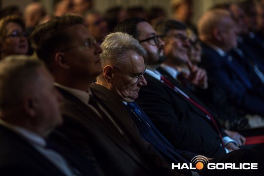 zdjęcie przedstawia grupę osób na scenie