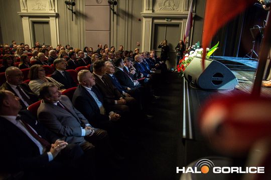 zdjęcie przedstawia grupę osób na scenie