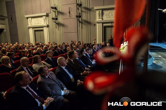 zdjęcie przedstawia grupę osób na scenie