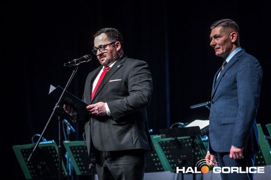 zdjęcie przedstawia grupę osób na scenie