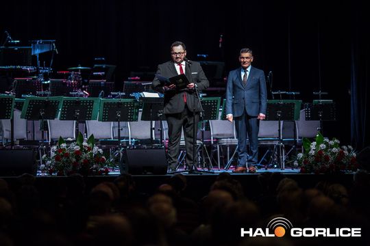 zdjęcie przedstawia grupę osób na scenie