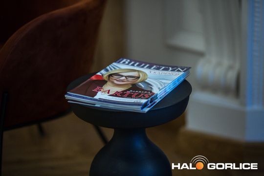 zdjęcie przedstawia grupę osób na scenie