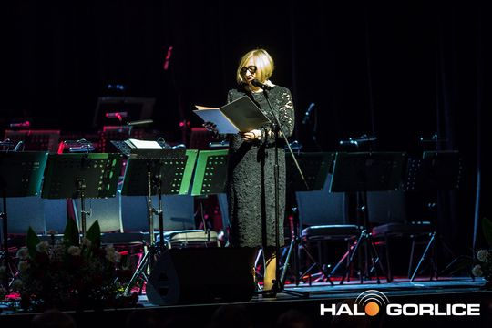 zdjęcie przedstawia grupę osób na scenie