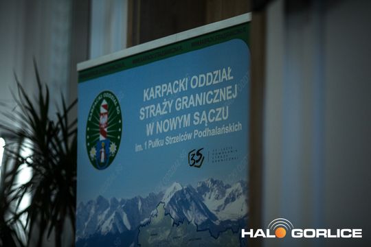 zdjęcie przedstawia grupę osób na scenie