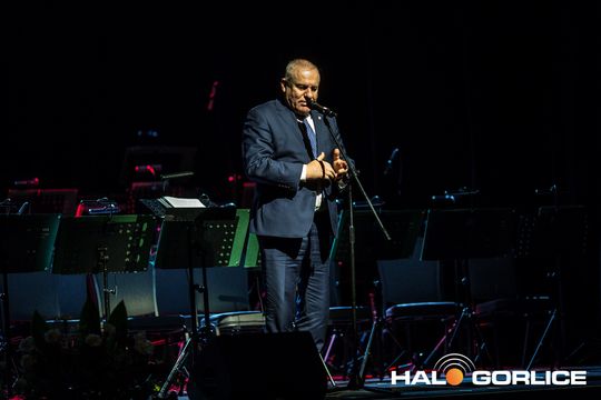 zdjęcie przedstawia grupę osób na scenie