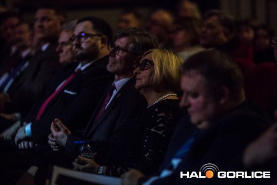 zdjęcie przedstawia grupę osób na scenie