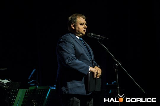 zdjęcie przedstawia grupę osób na scenie