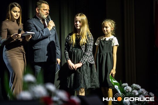 zdjęcie przedstawia grupę osób na scenie