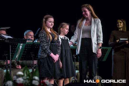 zdjęcie przedstawia grupę osób na scenie