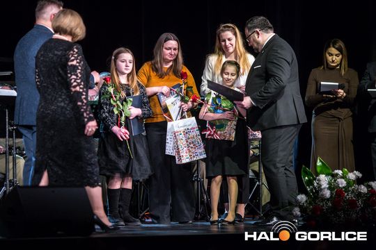 zdjęcie przedstawia grupę osób na scenie