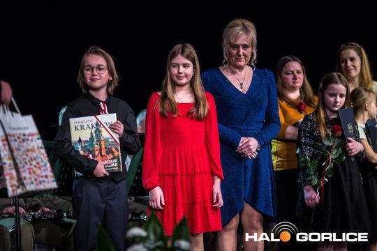 zdjęcie przedstawia grupę osób na scenie