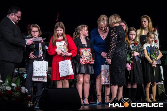 zdjęcie przedstawia grupę osób na scenie