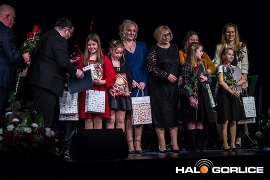 zdjęcie przedstawia grupę osób na scenie