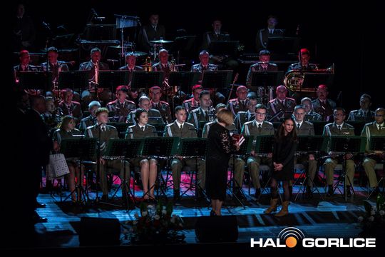 zdjęcie przedstawia grupę osób na scenie