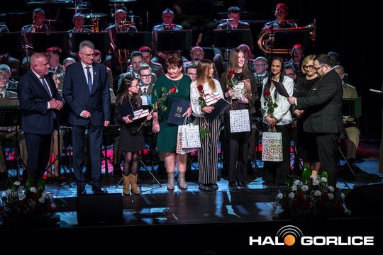 zdjęcie przedstawia grupę osób na scenie