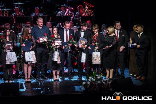 zdjęcie przedstawia grupę osób na scenie