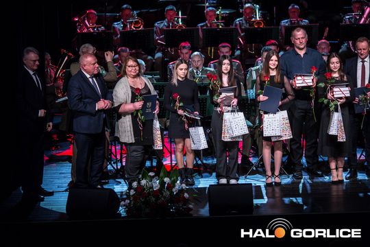 zdjęcie przedstawia grupę osób na scenie