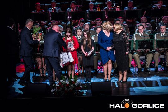 zdjęcie przedstawia grupę osób na scenie