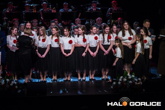 zdjęcie przedstawia grupę osób na scenie