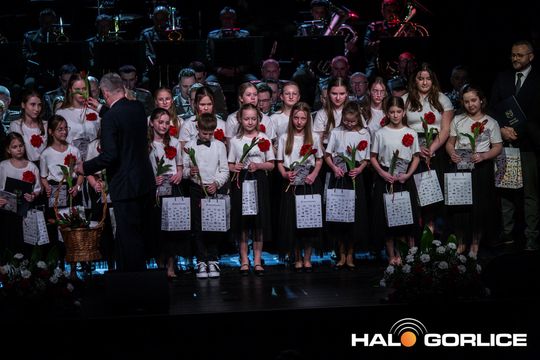 zdjęcie przedstawia grupę osób na scenie