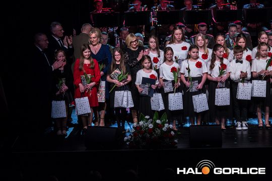 zdjęcie przedstawia grupę osób na scenie