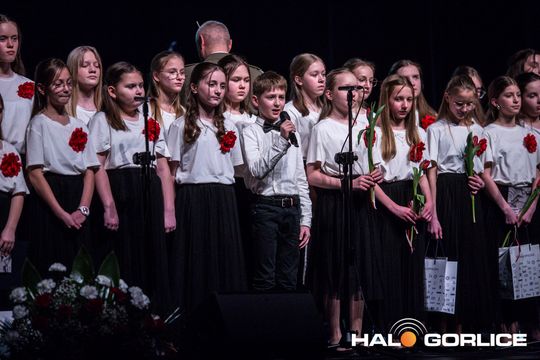 zdjęcie przedstawia grupę osób na scenie