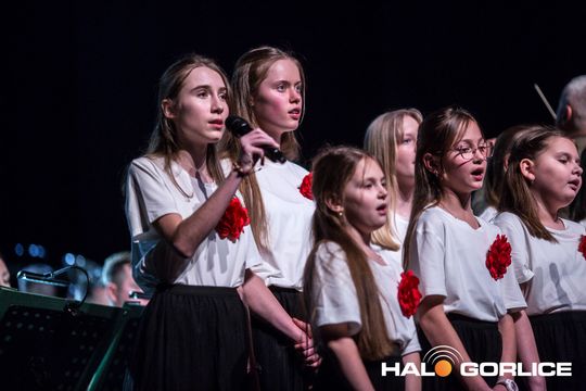 zdjęcie przedstawia grupę osób na scenie