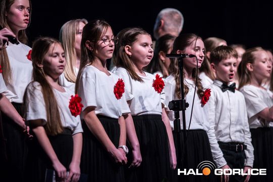 zdjęcie przedstawia grupę osób na scenie