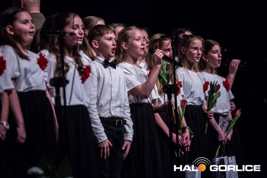 zdjęcie przedstawia grupę osób na scenie