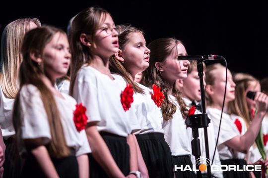 zdjęcie przedstawia grupę osób na scenie