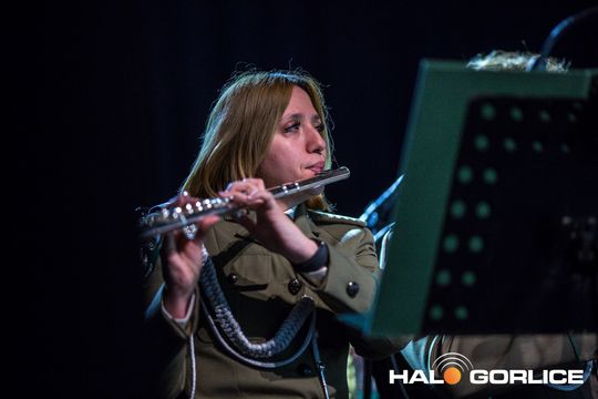 zdjęcie przedstawia grupę osób na scenie