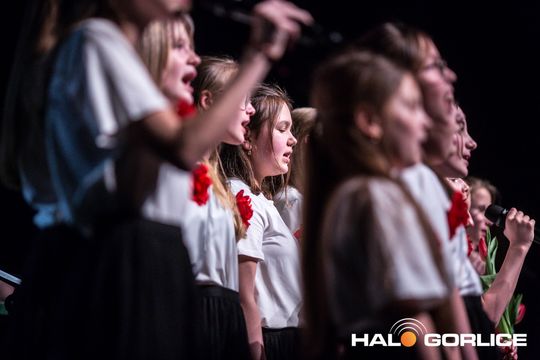 zdjęcie przedstawia grupę osób na scenie