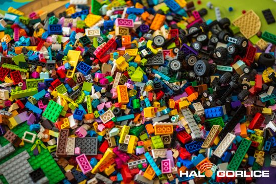 zdjęcie przedstawia klocki lego i roboty