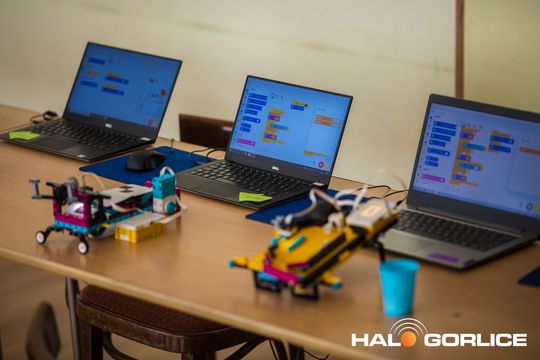 zdjęcie przedstawia klocki lego i roboty