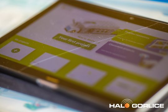 zdjęcie przedstawia klocki lego i roboty