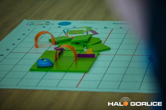 zdjęcie przedstawia klocki lego i roboty