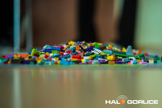 zdjęcie przedstawia klocki lego i roboty