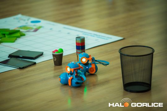 zdjęcie przedstawia klocki lego i roboty