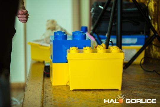 zdjęcie przedstawia klocki lego i roboty